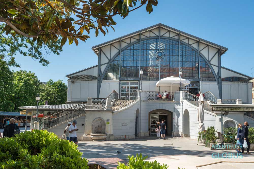 Außenansicht von der Markthalle in Pula
