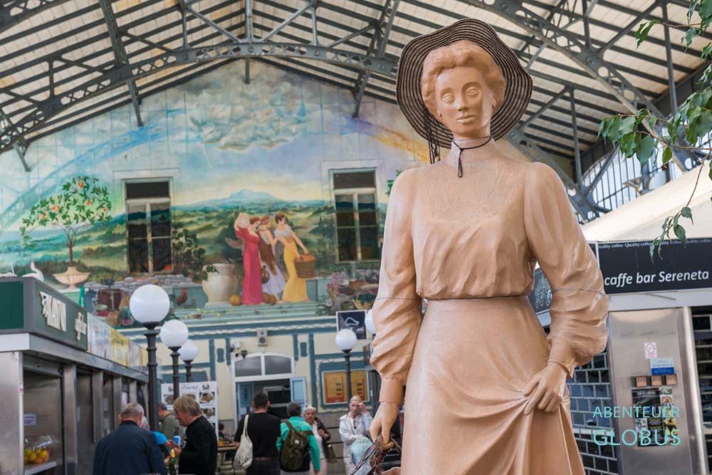 Markthalle mit Cafes und Restaurants in Pula