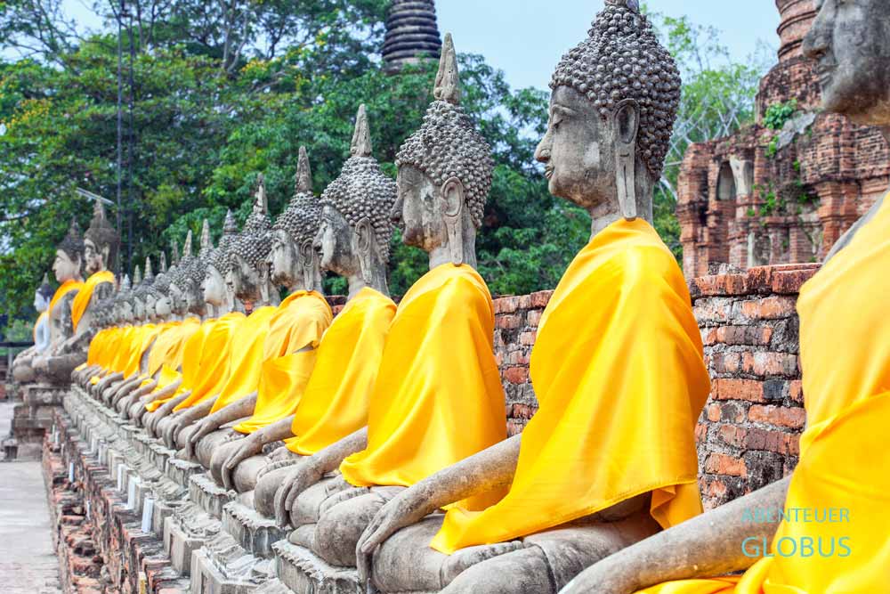 Buddha-Reihe im Tempel Wat Yai Chai Mongkhon vom Ayutthaya Historical Park