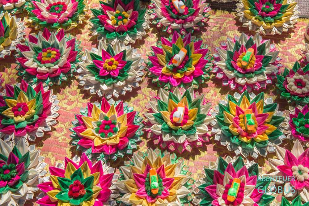 Festivals: schwimmende Krathongs, bunte Gestecke zum Lichterfest Loy Krathong