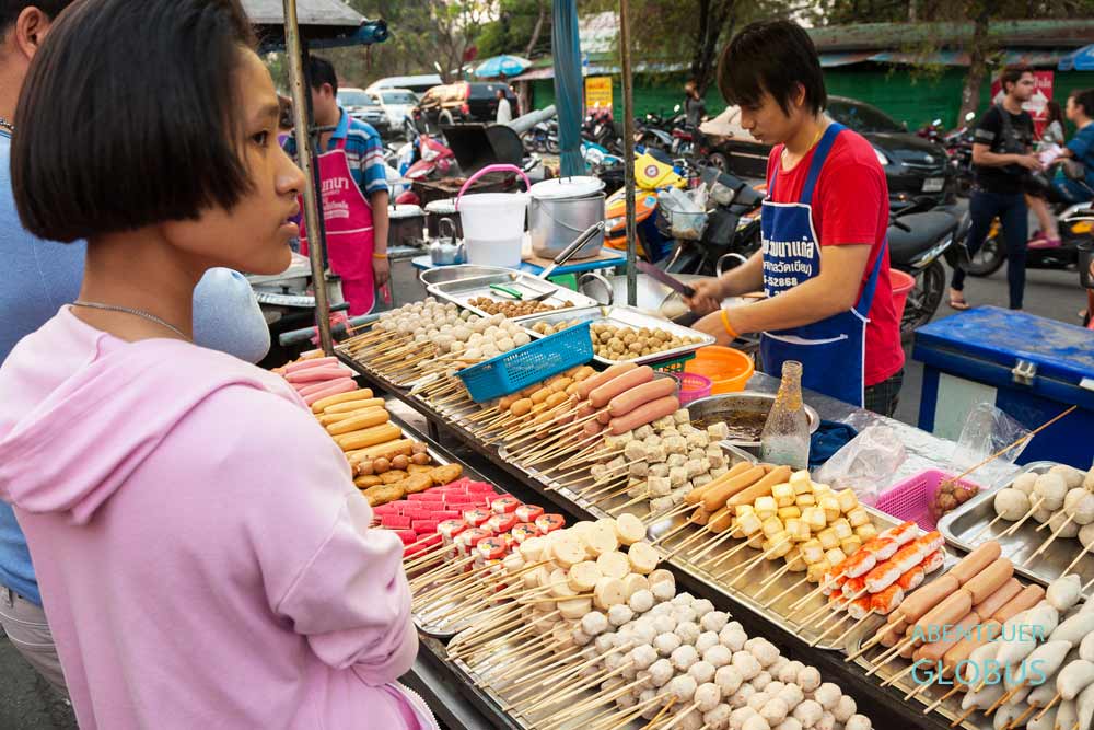 Verkaufsstand vom Nachtmarkt auf der Bang Ian Road in Ayutthaya