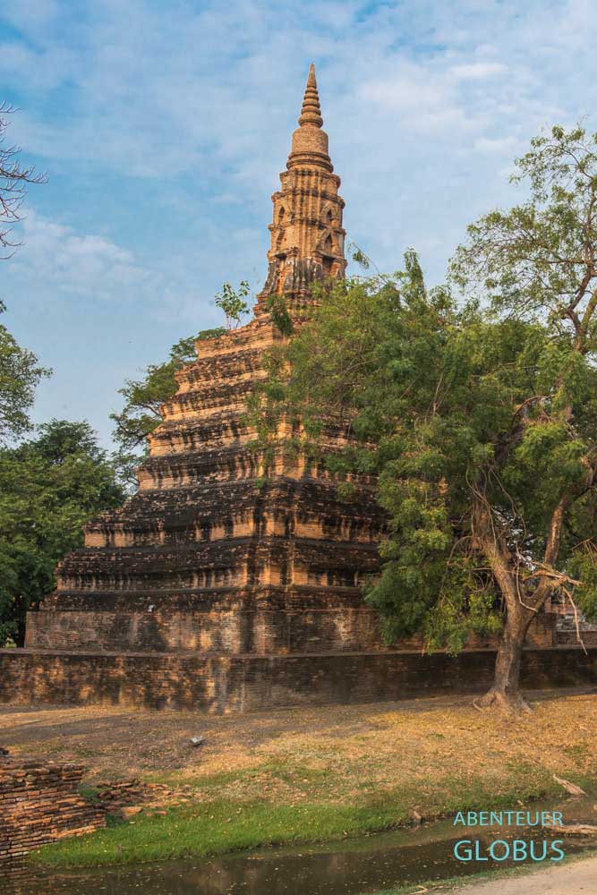 Tempel Wat Mueang Boran im historischen Park von Ayutthaya