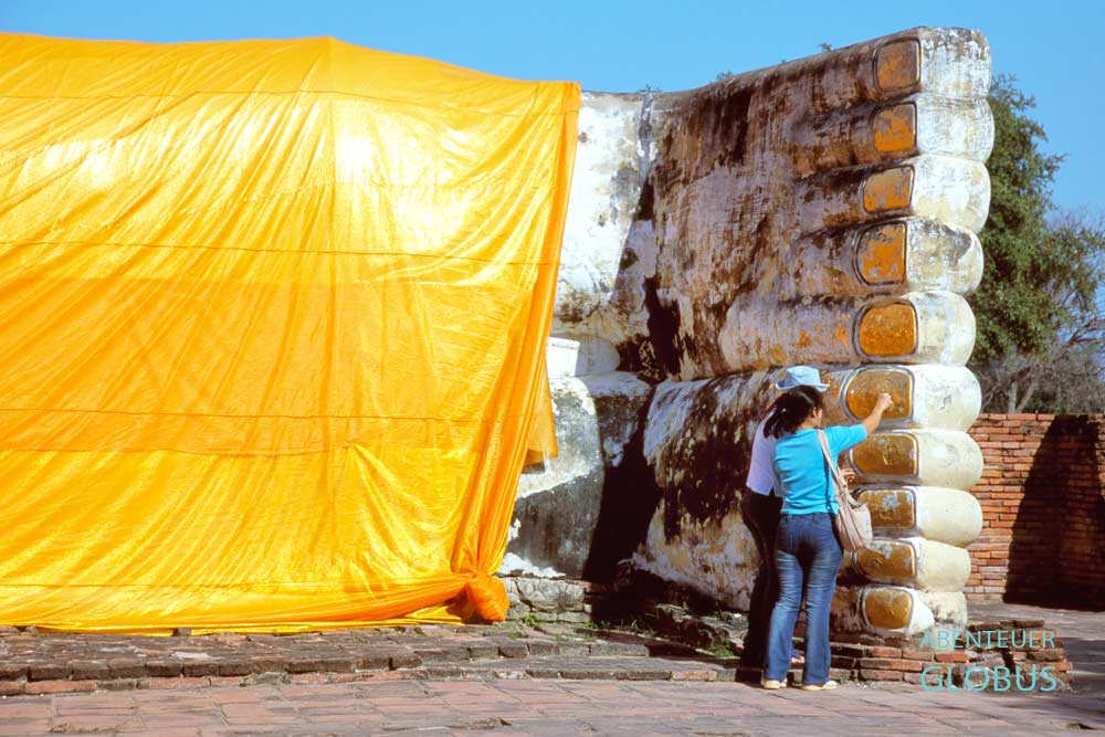 Liegender Buddha im Tempel Wat Lokayasutharam im Ayutthaya Historical Park