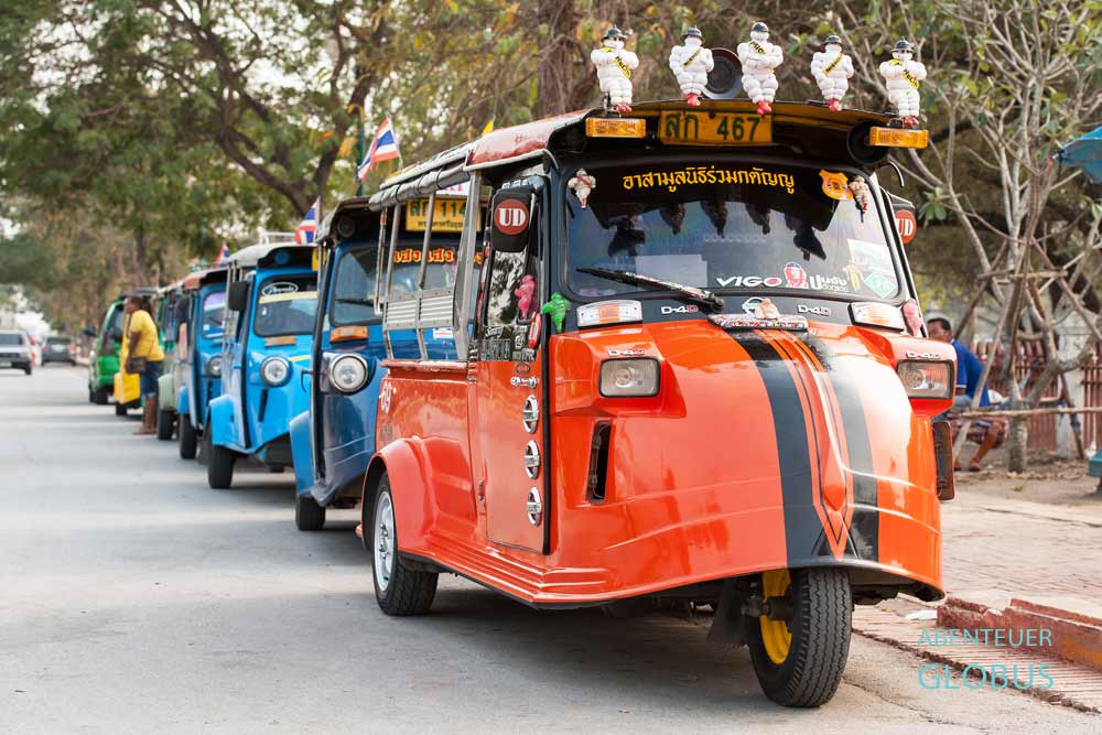 Öffentliche Verkehrsmittel: Songthaews und Tuk-Tuks