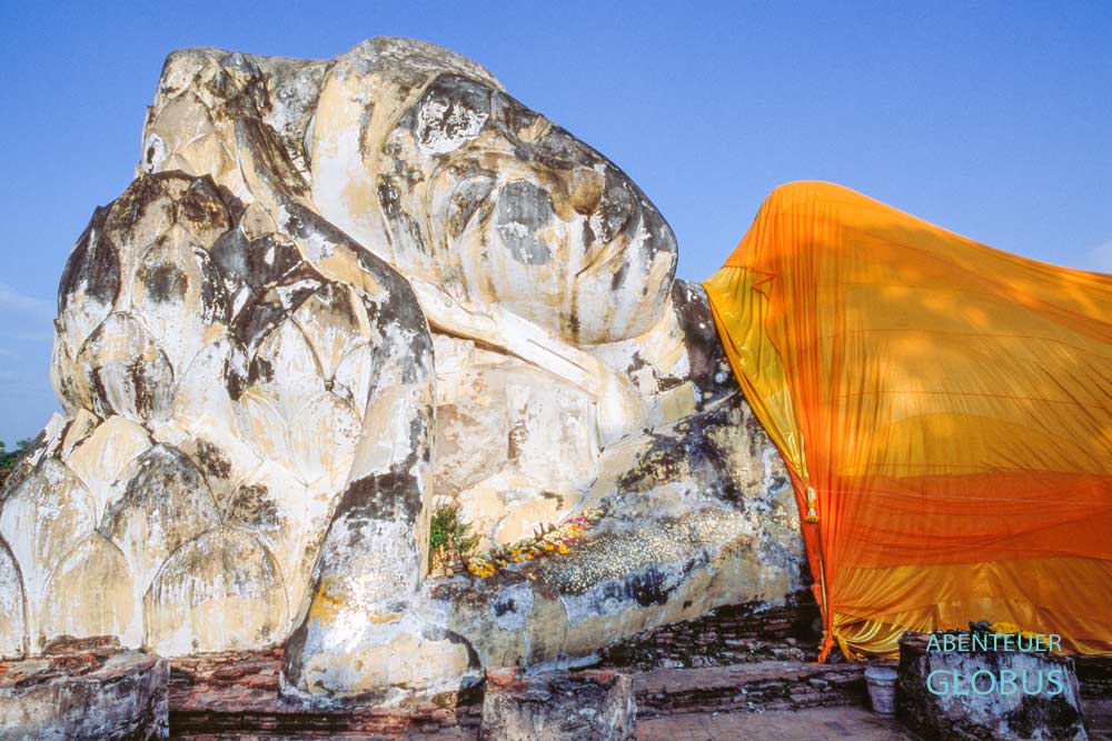 Liegender Buddha im Tempel Wat Lokayasutharam, auch Lokayasutha, im historischen Park von Ayutthaya 