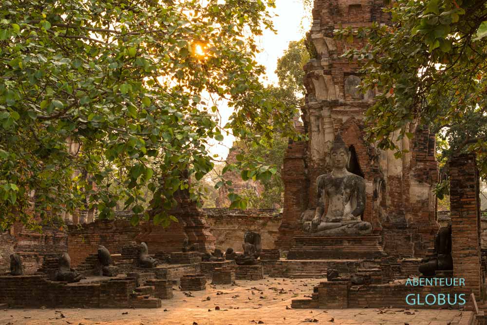 Tempelanlage Wat Mahathat am Abend im historischen Park von Ayutthaya