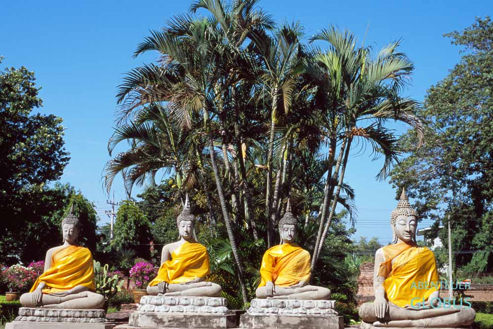 Tempel Wat Yai Chai Mongkhon mit Buddha-Statuen im historischen Park von Ayutthaya