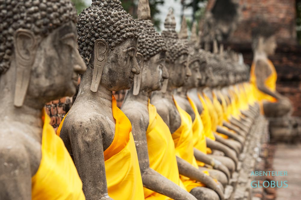 Buddhas in der Tempelanlage Wat Yai Chai Mongkhon im historischen Park von Ayutthaya