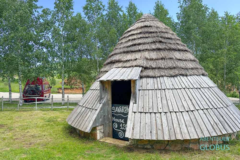 Rundhaus und Stellplatz im Etno Selo Montenegro (Ethno Village Brezna) bei Niksic