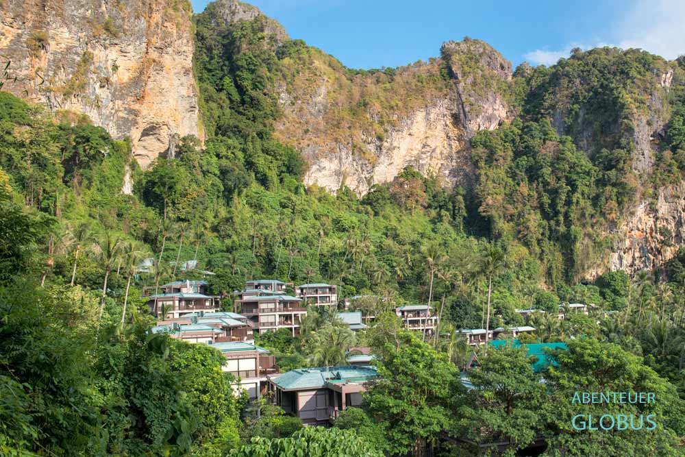 Das Centara Grand Beach Resort & Villas liegt in einer Karstlandschaft eingebettet.