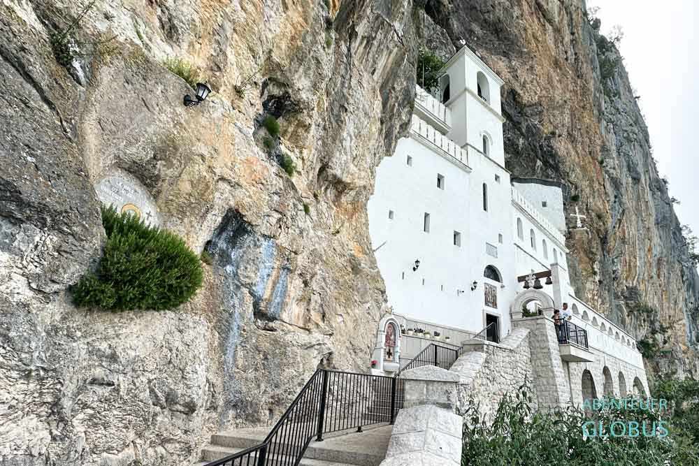 Heiligen-Kreuz-Kirche vom Kloster Ostrog in der Felswand 