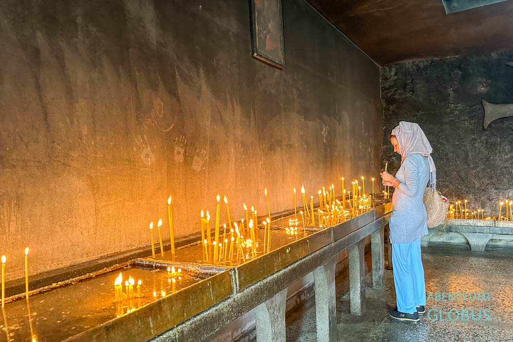 Kapelle mit Kerzen vom Felsenkloster Ostrog bei Niksic 
