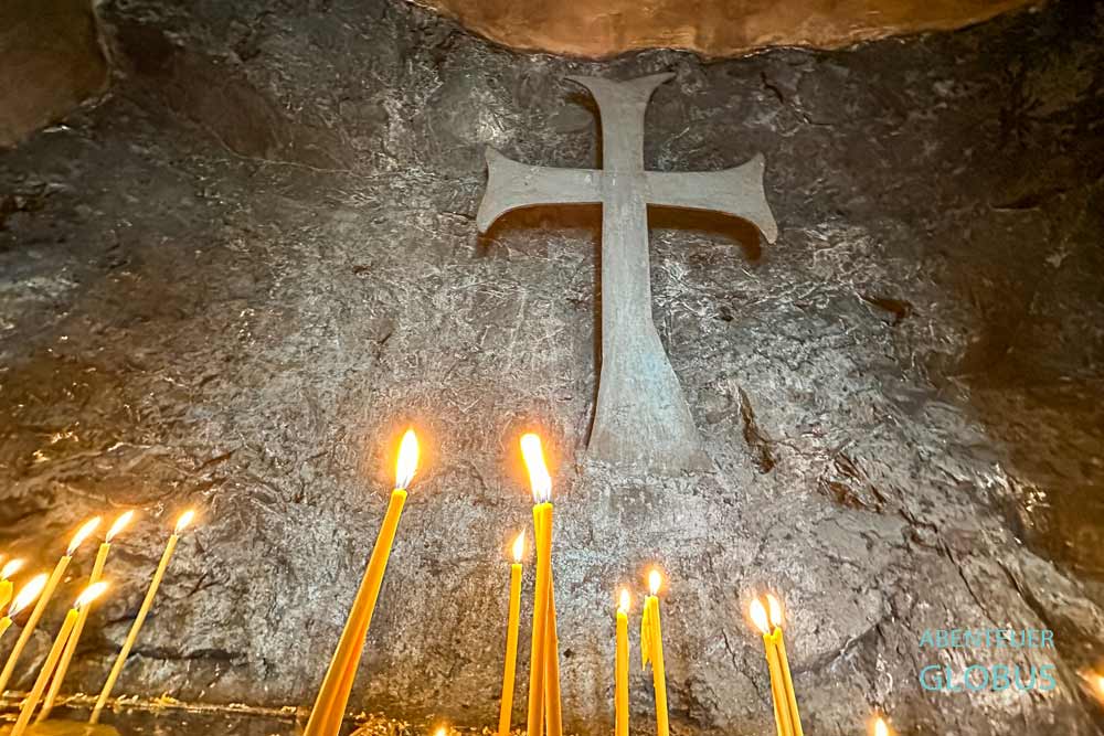 Kapelle mit Kreuz und Kerzen im Kloster Ostrog zwischen Niksic und Danilovgrad