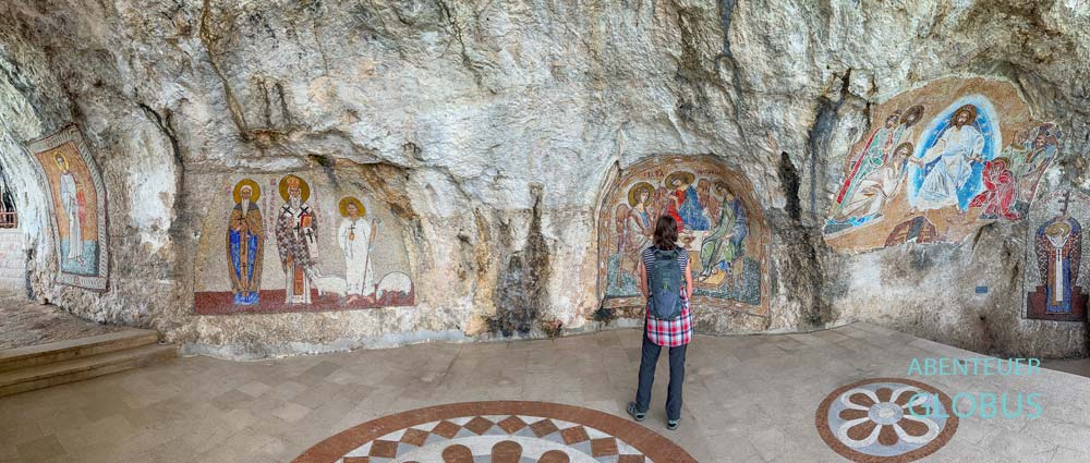 Wichtige Sehenswürdigkeit nahe Niksic: Religiöse Mosaike im Felsenkloster Ostrog 