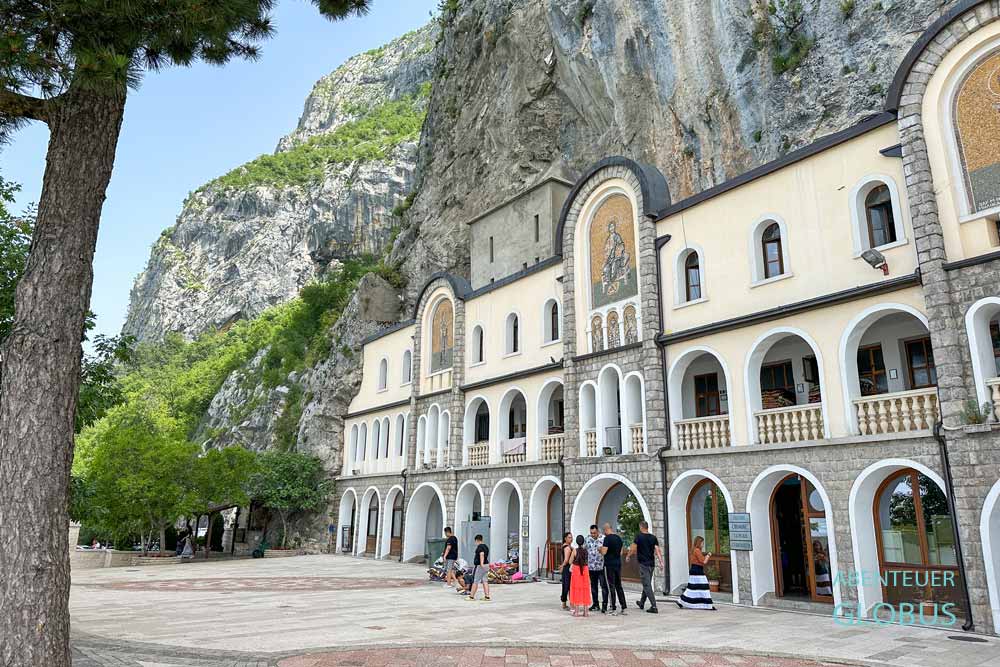 Plattform und Wirtschaftsgebäude mit Devotionalienladen an der großen Plattform im Kloster Ostrog bei Niksic