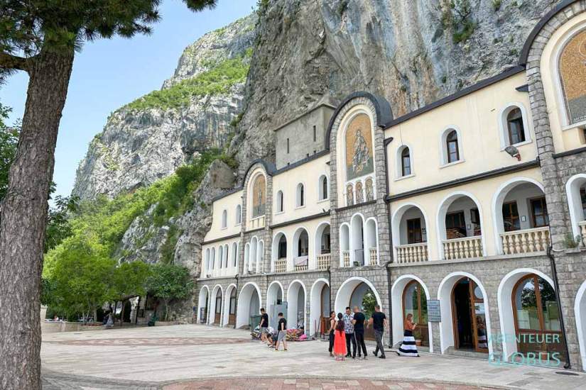 Besucher im Kloster Ostrog nae Niksic