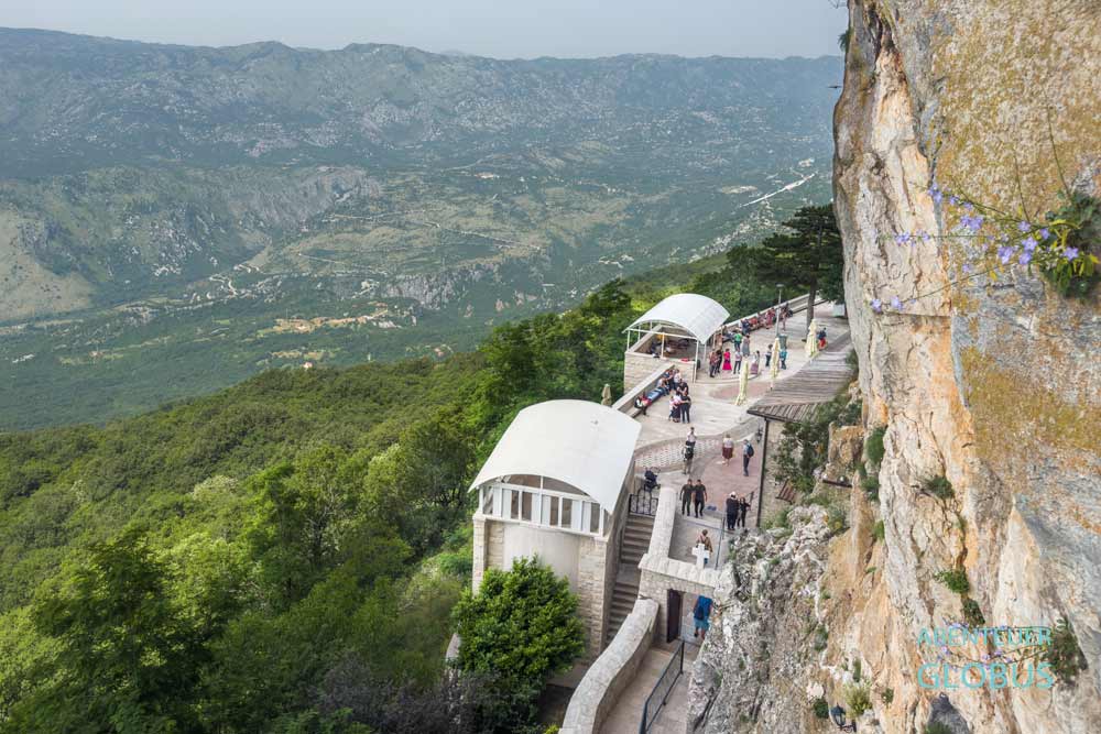 Ausblick vom Kloster Ostrog ins Zeta-Tal zwischen Niksic und Danilovgrad