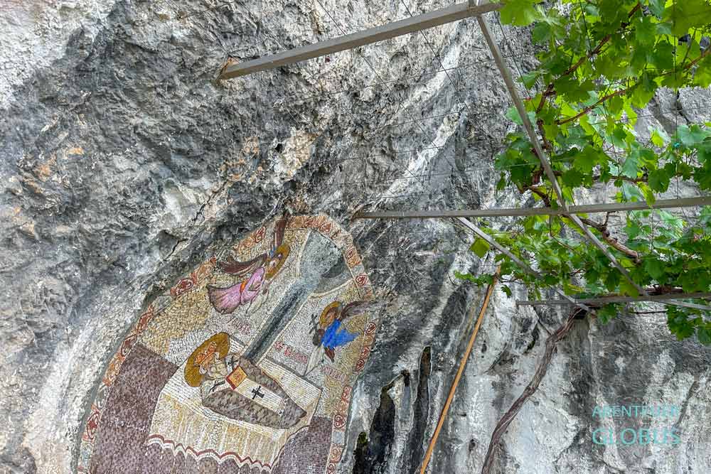 Mosaik und Weinstock im Felsenkloster Ostrog in der Nähe von Niksic