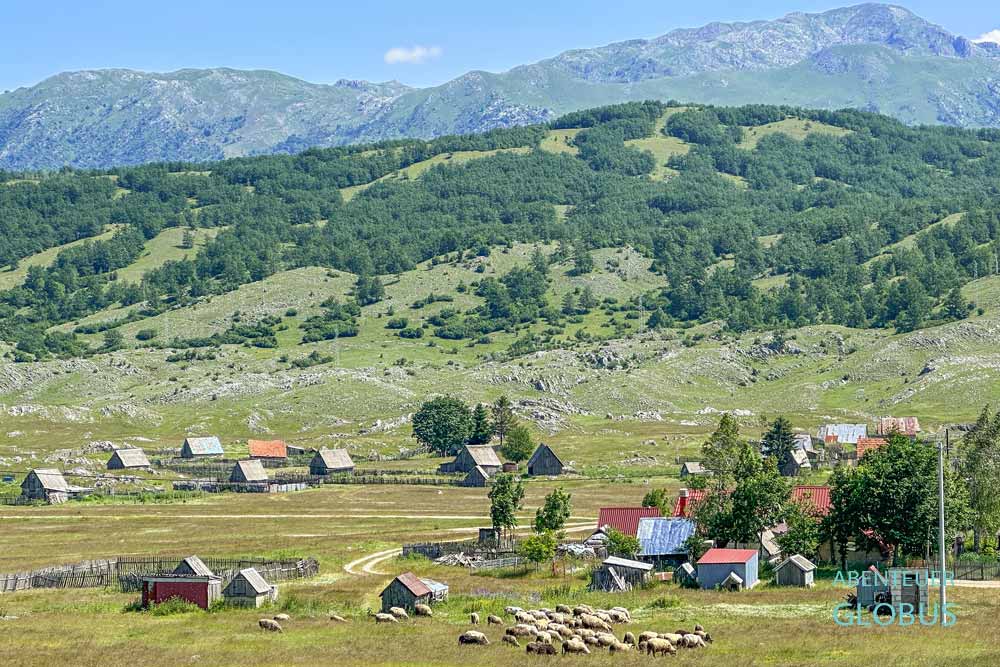 Berglandschaft beim Dorf Donja Brezna bei Niksic: Anreise zum Etno Selo Montenegro