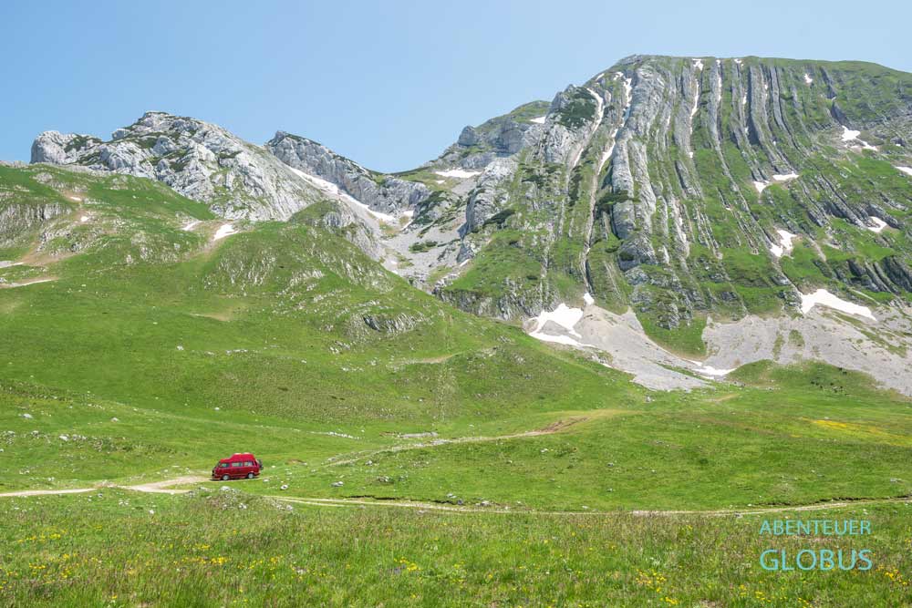 Camper auf der Panoramastraße Durmitor-Ring. Im Hintergrund Berg Prutas.