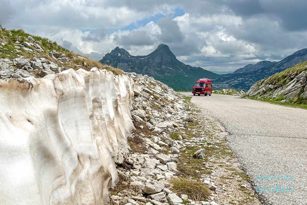 Schneereste an der Panoramastraße Durmitor-Ring im Nationalpark Durmitor. Im Hintergrund Berg Sedlena Greda (Saddle of Gods)