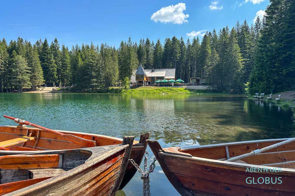 Restaurant und Paddelboote am Schwarzen See (Crno Jezero) bei Zabljak im Nationalpark Durmitor