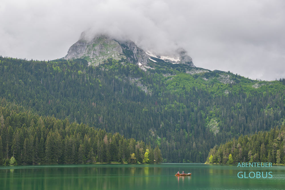 Schwarzer See (Crno Jezero) und Berg Bobotov Kuk in Wolken bei Zabljak im Nationalpark Durmitor 