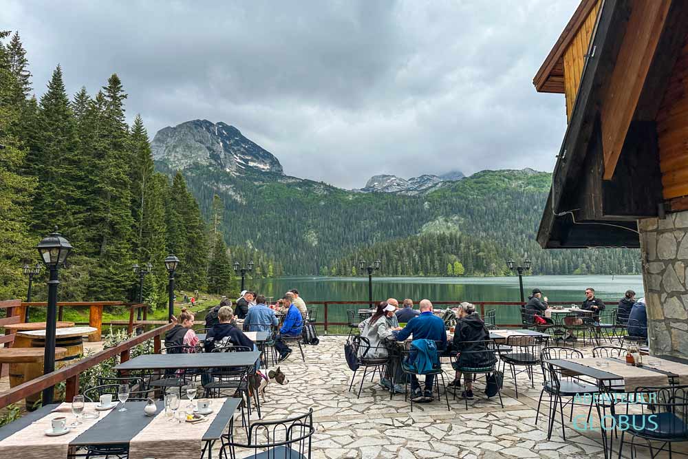 Restaurant am Schwarzen See (Crno Jezero) mit Blick auf die Bergkulisse mit Bobotuv Kuk, nahe Zabljak im Nationalpark Durmitor