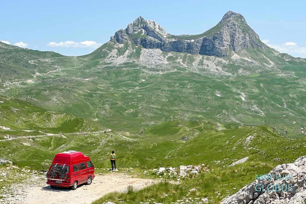 Panoramastraße Durmitor Ring im Nationalpark Durmitor mit Berg Sedlena Greda (Saddle of Gods)