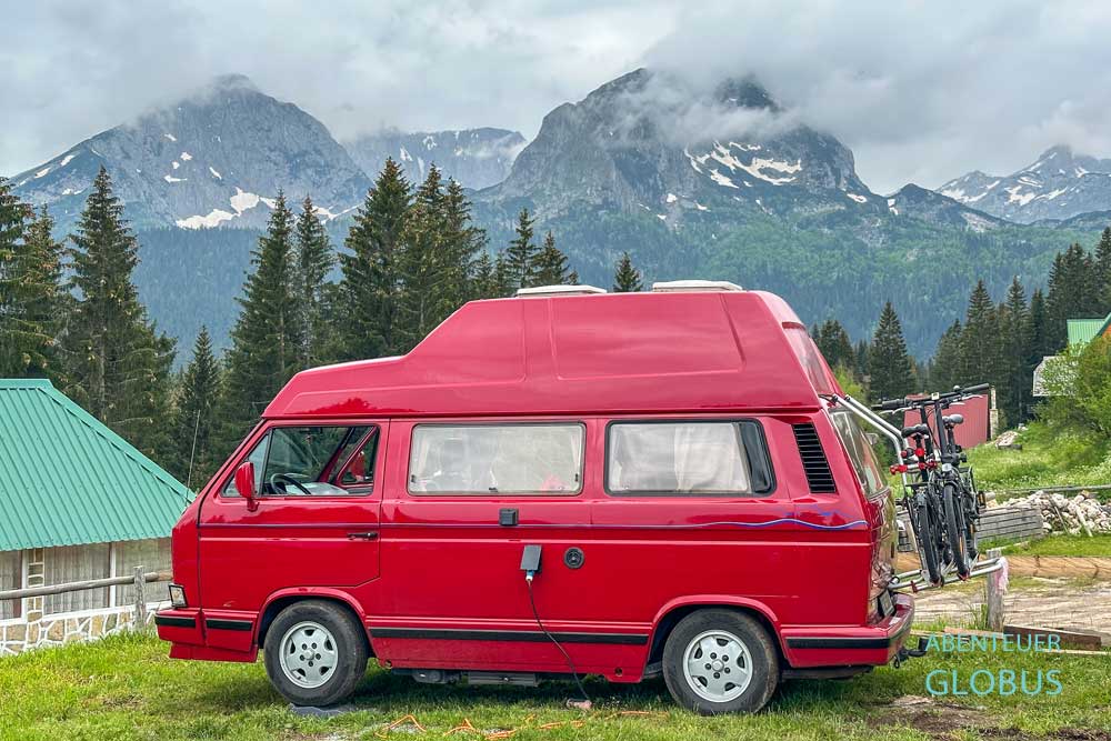 Stellplatz auf dem Campingplatz Mlinski Potok und Berg Bobotuv Kuk in Zabljak im Nationalpark Durmitor