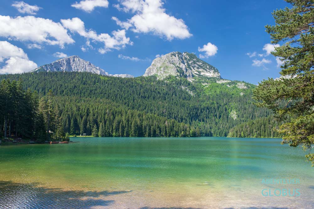 Schwarzer See (Crno Jezero) und Blick zum Durmitormassiv mit Berg Bobotov Kuk bei Zabljak im Nationalpark Durmitor