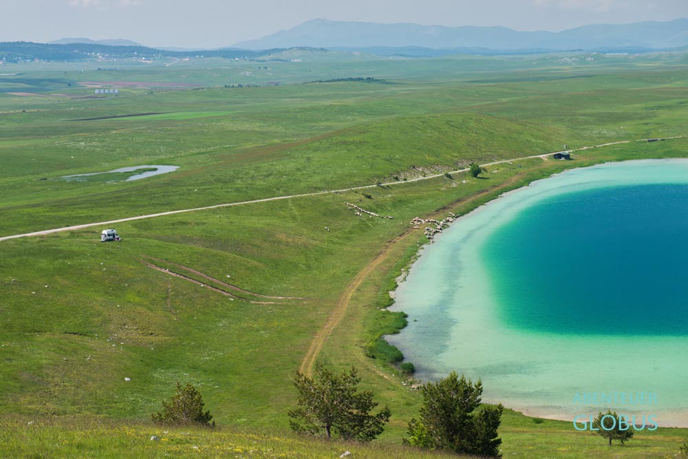 Aussicht vom Karstberg Teufelskopf Vrazja Glavica auf den Teufelssee bei Zabljak im Nationalpark Durmitor