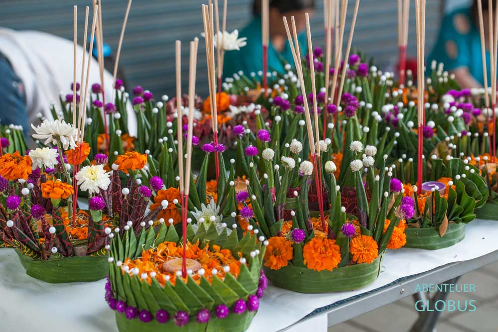 Schwimmende Krathongs, bunte Gestecke zum Lichterfest Loy Krathong