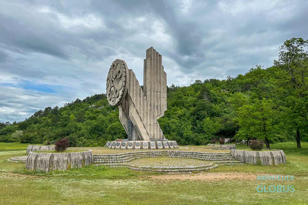 Denkmal für die Gefallenen des Zweiten Weltkriegs und Partisanen in Niksic, von Bildhauer Ljubo Vojvodic im Jahr 1987