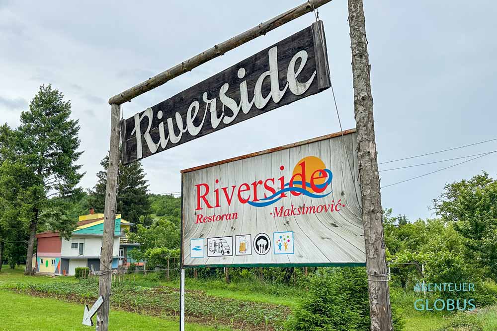 Schild und Eingang zum Campingplatz und Restaurant Riverside im Dorf Rastovac bei Niksic