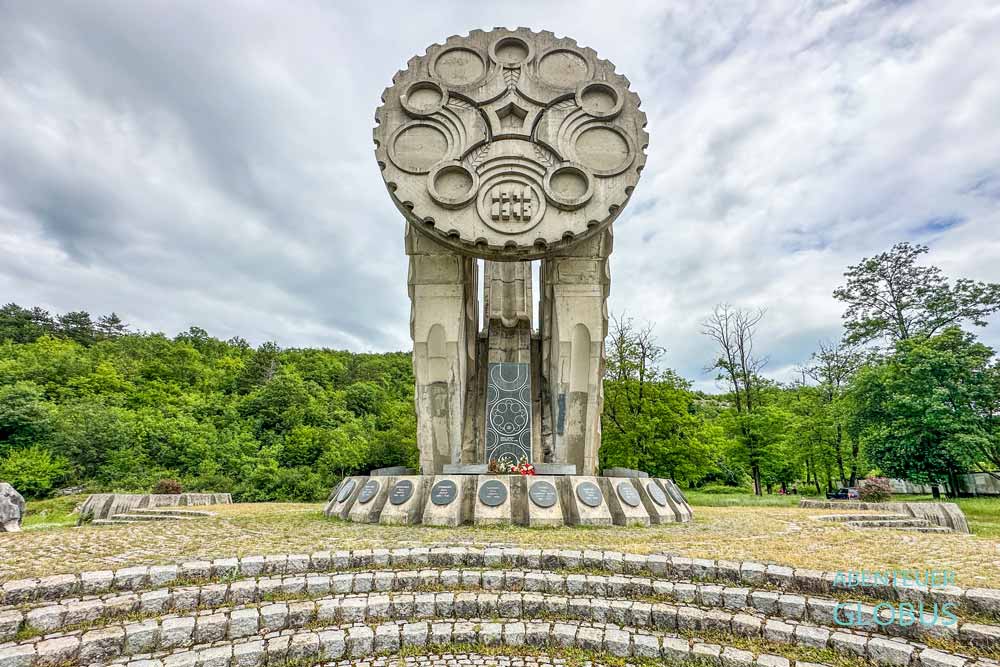 Denkmal für die Gefallenen des Zweiten Weltkriegs und Partisanen in Niksic, von Bildhauer Ljubo Vojvodic im Jahr 1987