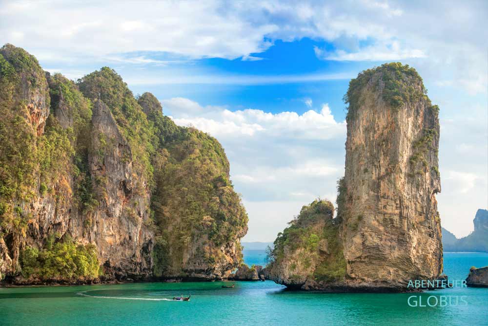 Karstfelsen vor dem Pai Plong Beach nahe der Halbinsel Railay 