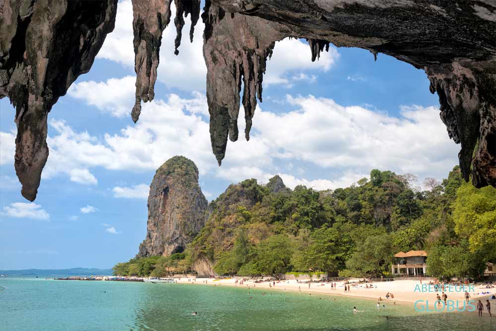 Badegäste am Phra Nang Beach auf der Halbinsel Railay 