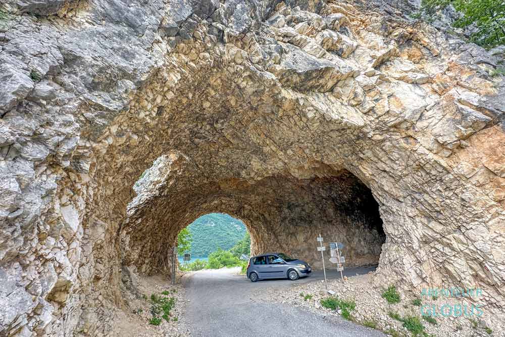 Durch Tunnel und über Serpentinen führt die Anreise nach Pluzine am Piva-Staussee.