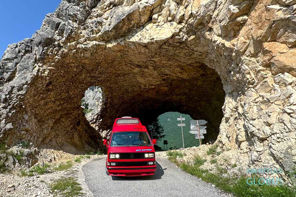 Anreise nach Pluzine durch Tunnel oberhalb des Stausees Piva im Naturpark Piva
