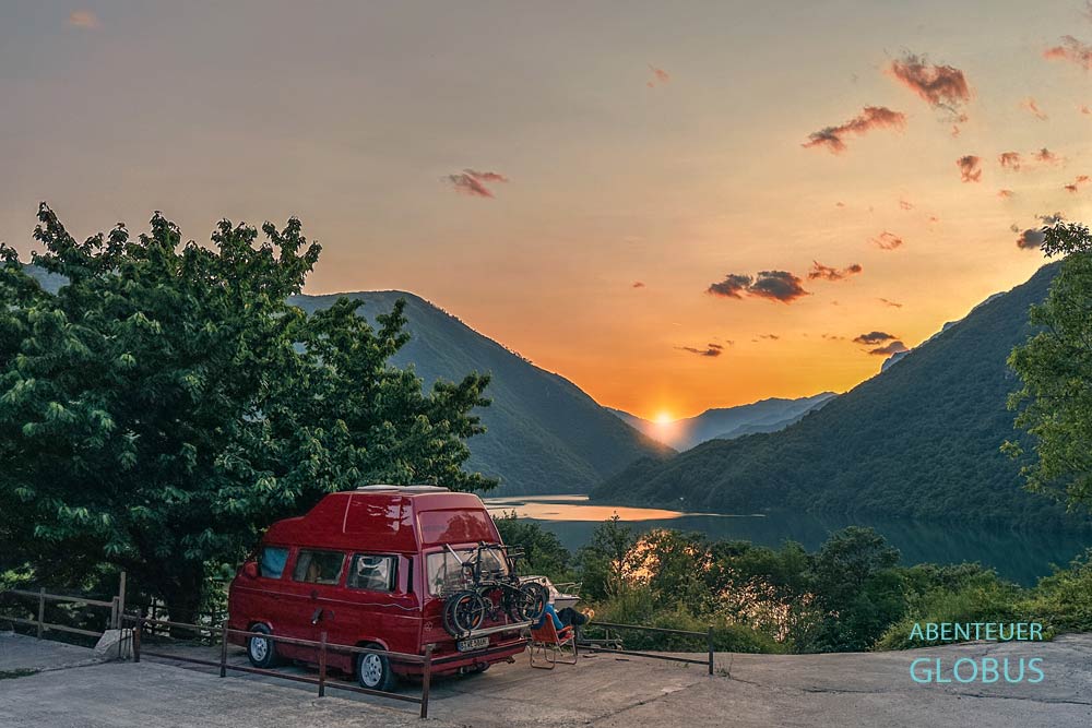 Sonnenuntergang am Piva-Stausee in Pluzine im Naturpark Piva und Stellplatz auf dem Campingplatz Evergreen