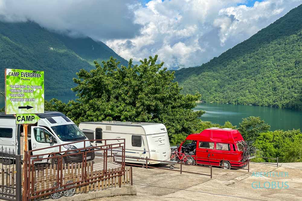 Stellplätze auf dem Campingplatz Evergreen In Pluzine am See Piva im Naturpark Piva