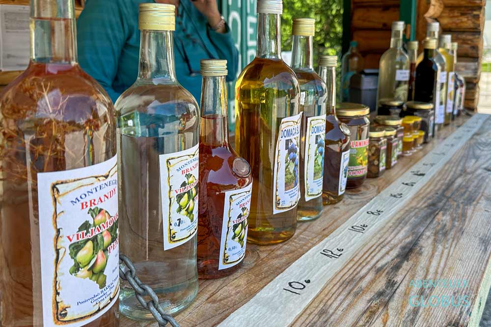 Hausgemachte Obstschnäpse und Honig vom Campingplatz The Crossroads Preseka (Kamp Bakrac)