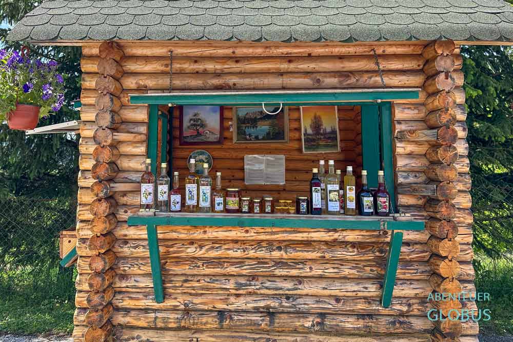 Likör- und Honigverkauf am Campingplatz The Crossroads Preseka (Kamp Bakrac) nahe Pluzine im Naturpark Piva
