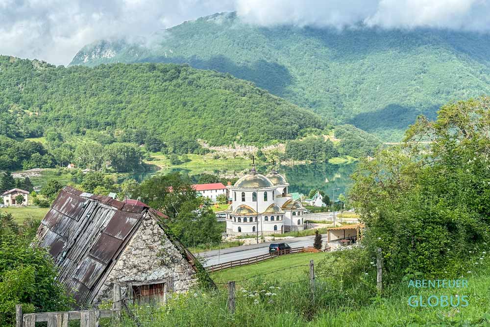 Kirche des Heiligen Makarije Sokolovic in Pluzine am Stausee Piva im Naturpark Piva