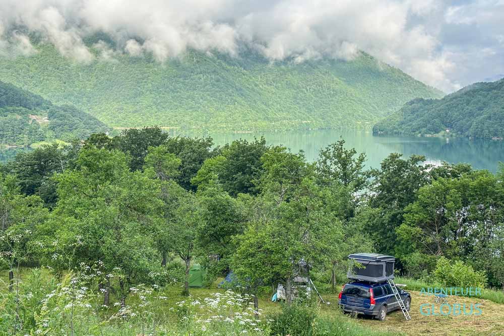 Campen unter Obstbäumen auf dem Campingplatz Evergreen in Pluzine am See Piva im Naturpark Piva
