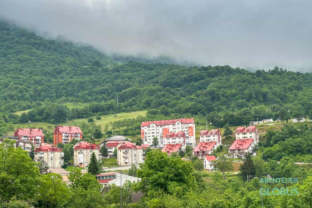 Häuser von Pluzine am See Piva im Naturpark Piva