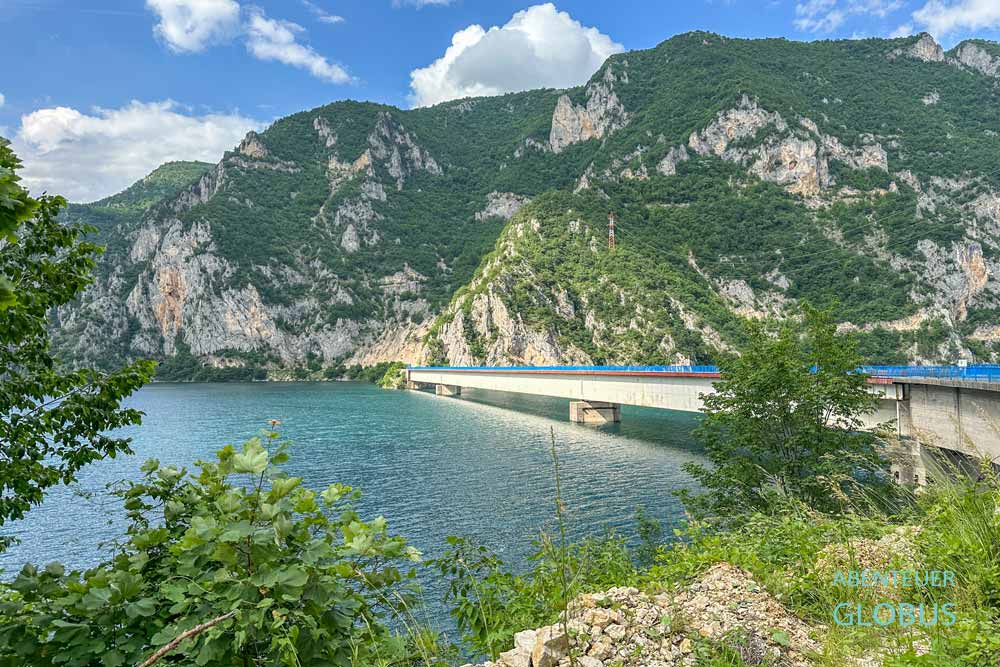 Brücke über den Piva-Stausee bei Pluzine im Naturpark Piva