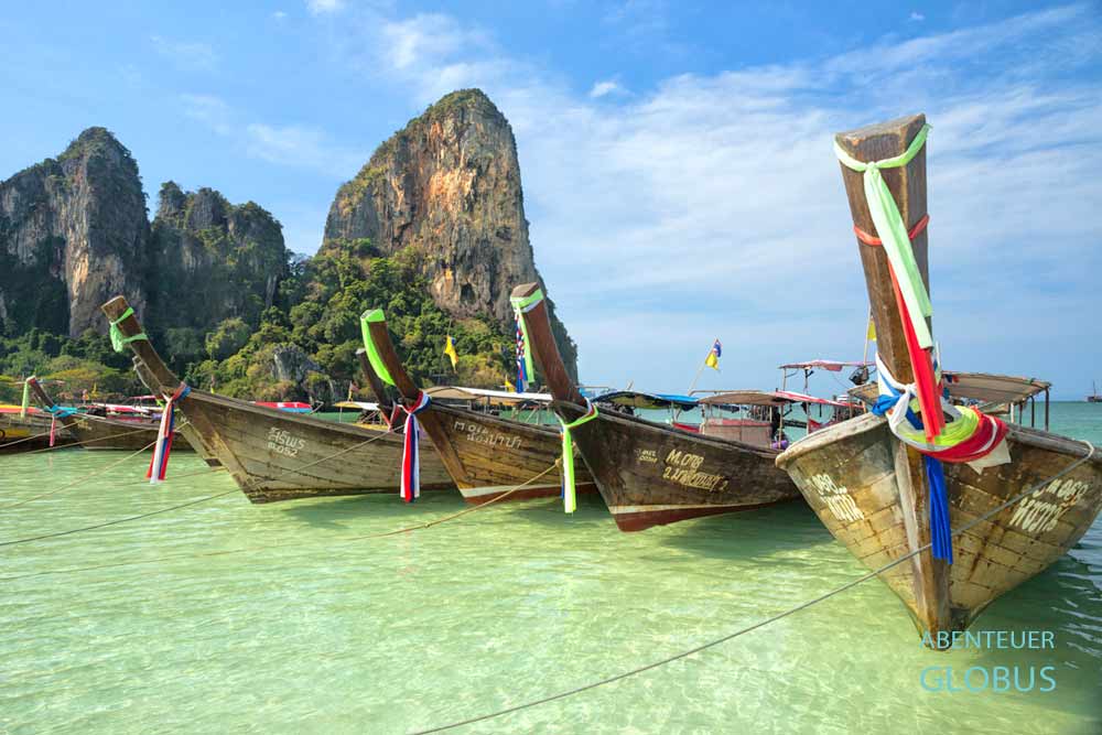 Railay Beach mit Longtailbooten, die von Ao Nang kommen