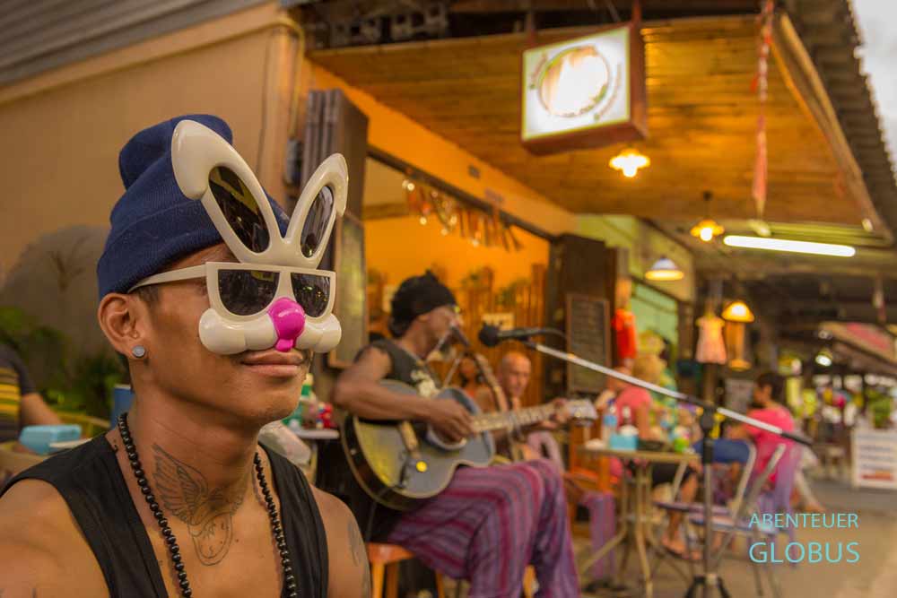 Musiker in der Railay Walking Street am Abend 